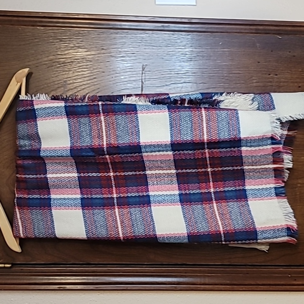 Scarf. Soft, woven, fringed. Multi-colored plaid.